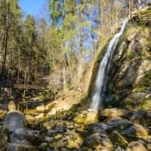Umělý Stropnický vodopád je hlavní atrakcí Terčina údolí