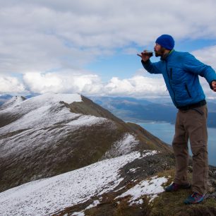 Mýtus o utrpení. Pití kafíčka s narovnaným malíčkem nesnižuje sex appeal ani o jedne procentní bod! Aljaška, Mt Ripinski Trail