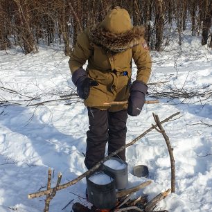 Oheň rozděláváme z čehokoliv, co najdeme.