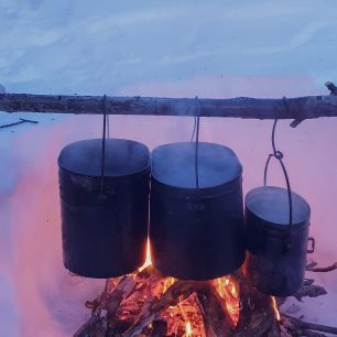 Jídlo se v mrazu rychle ochlazuje. Kamčatka, zimní přechod, Rusko