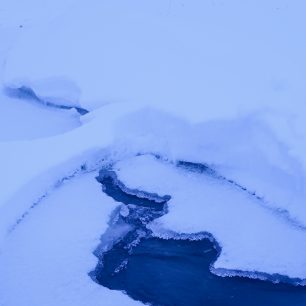 Výjimečně se nám podaří najít tekoucí vodu bez ledu.