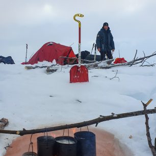 Dlouhý proces roztápění, vaření vody a večeře.