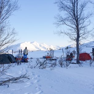 Táboření v mrazivé tundře. Kamčatka, zimní přechod, Rusko