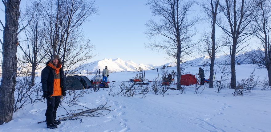 Táboření v mrazivé tundře. Kamčatka, zimní přechod, Rusko