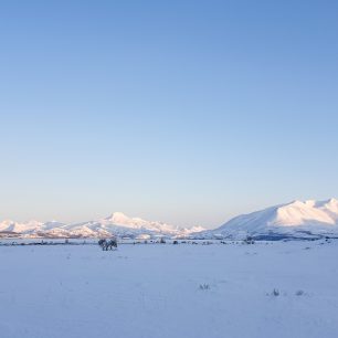 Hřeben Středových hor je vulkanického původu. Kamčatka, zimní přechod, Rusko