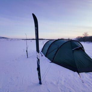 Když sluneční svit slábne, je čas rozložit kemp. Kamčatka, zimní přechod, Rusko