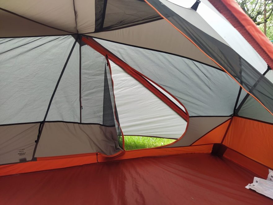 Pohled dovnitř stanu Forclaz Trek 900.