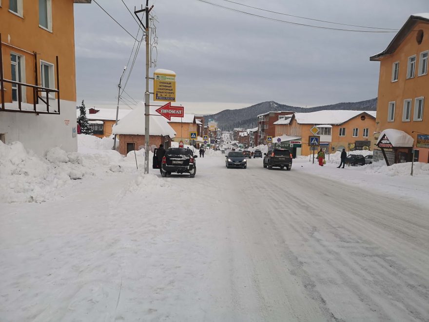 Hlavní třída v Sheregeshi v místech největšího centra. Sibiř, Rusko.