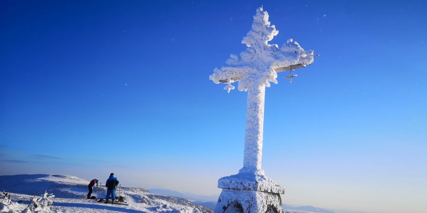 Kříž Kurgan (1 559 m), nejvyšší bod v oblasti. Skialp a freeride v Sheregeshi, Sibiř, Rusko.