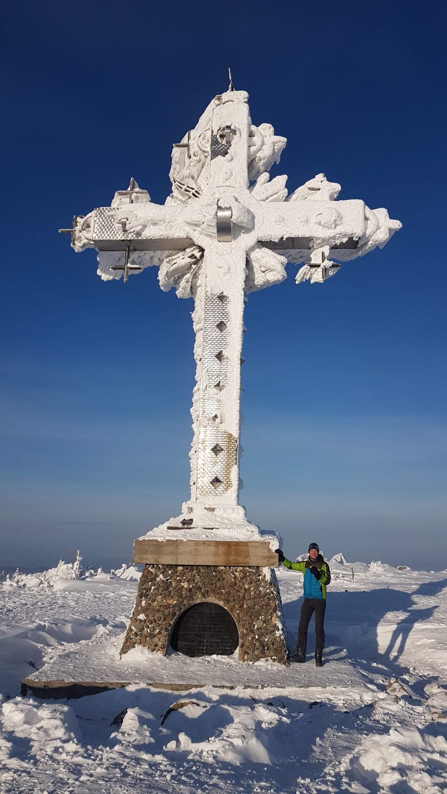 Kříž Kurgan (1 559 m), nejvyšší bod v oblasti. Skialp a freeride v Sheregeshi, Sibiř, Rusko.