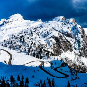 Serpentiny na Passo Falzarego, Alpy, Itálie.