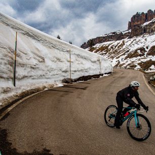 Závěje cestou na Passo Pordoi, Markéta Peggy Marvanová a Pavel Paloncý při dobročinném projektu Korona Himálaje 2021.