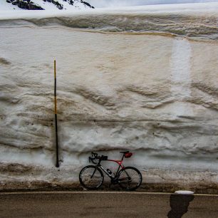 Závěje cestou na Passo Pordoi, Markéta Peggy Marvanová a Pavel Paloncý při dobročinném projektu Korona Himálaje 2021.