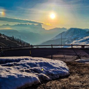 Brzký ranní start na Passo Pordoi, Markéta Peggy Marvanová a Pavel Paloncý při dobročinném projektu Korona Himálaje 2021.