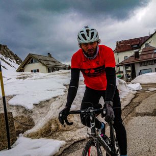 Na konci duba byl na Passo Pordoi ještě sníh, Markéta Peggy Marvanová a Pavel Paloncý při dobročinném projektu Korona Himálaje 2021.