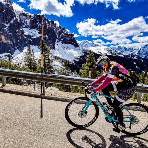 Výhledy na Passo di Sella, Markéta Peggy Marvanová při dobročinném projektu Korona Himálaje 2021.