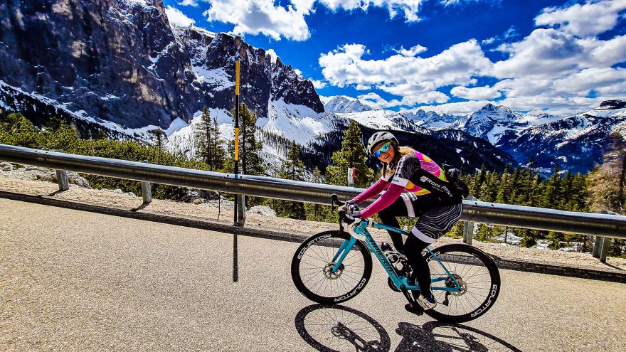 Výhledy na Passo di Sella, Markéta Peggy Marvanová při dobročinném projektu Korona Himálaje 2021.