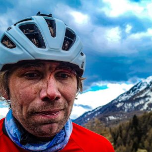 Na Passo di Mortirolo měl Pavel Paloncý nepříjemný pád. Korona Himálaje 2021.