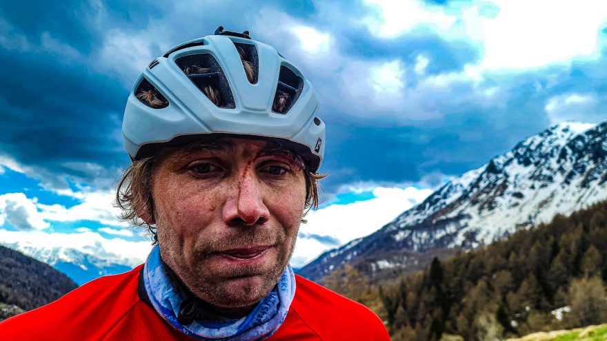 Na Passo di Mortirolo měl Pavel Paloncý nepříjemný pád. Korona Himálaje 2021.