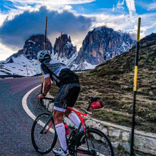 Poslední metry výjezdu nad ránem na Passo di Sella. Korona Himálaje 2021.