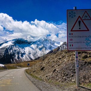 Silnice na Col du Vars se v noci neudržuje. Korona Himálaje 2021.