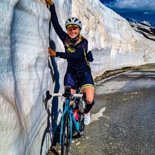 Na Col du Galibier byl sníh i na začátku června, Markéta Peggy Marvanová při dobročinném projektu Korona Himálaje 2021.