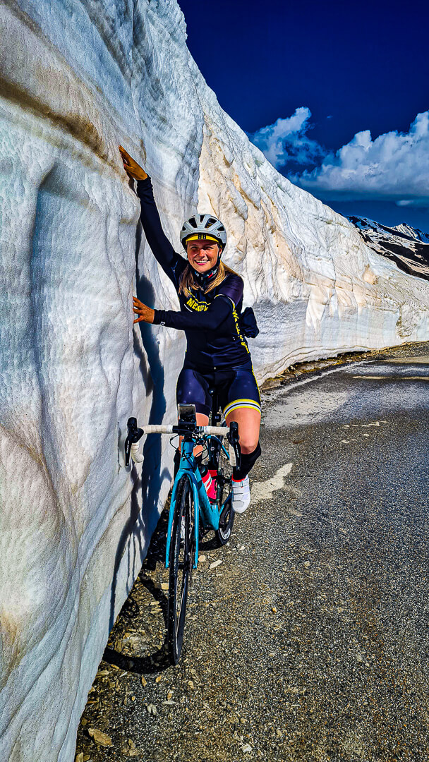 Na Col du Galibier byl sníh i na začátku června, Markéta Peggy Marvanová při dobročinném projektu Korona Himálaje 2021.