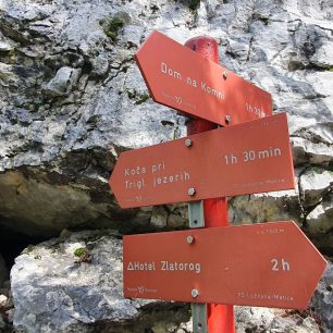 Rozcestník nad Črným jezerem, Dolina Triglavských jezer, Julské Alpy, Slovinsko