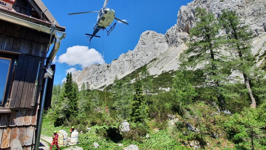 Zásobování chat zajišťují vrtulníky. Dolina Triglavských jezer, Julské Alpy, Slovinsko