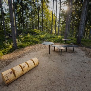 Kromě vyhlídek najdeme v lesoparku na Stráži pěkné posezení. Rokytnice nad Jizerou, Krkonoše