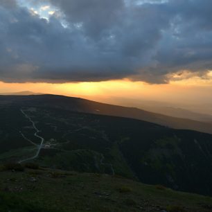 Západ slunce na Sněžce, Krkonoše.