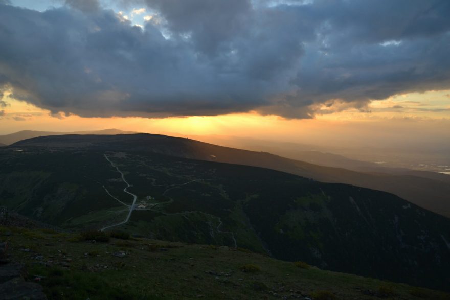 Západ slunce na Sněžce, Krkonoše.