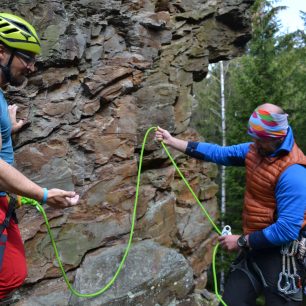 Vzájemnou kontrolu (Partner Check) provádějte při lezení na skalách i na lezecké stěně.