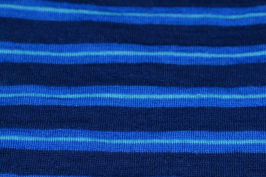 Detail struktury pleteniny - vlněné triko Devold Breeze.