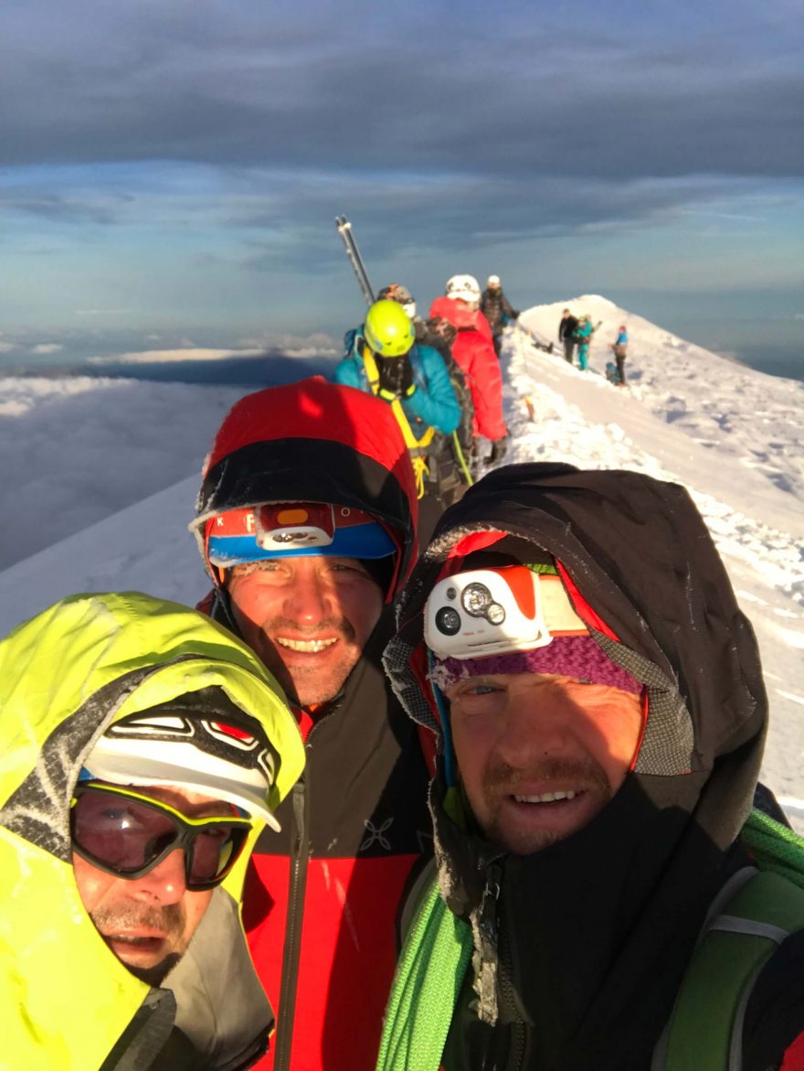 Výstup na Mont Blanc si můžete objednat v kanceláři horského vůdce, který vás na výstup připraví, zajistí vše potřebné a velice ochotně s vámi výstup absolvuje.