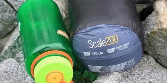 RECENZE SPACÁKU: WARMPEACE SCALE 200 – PÉŘOVÝ PYTEL, KTERÝ DÁTE KAMKOLIV