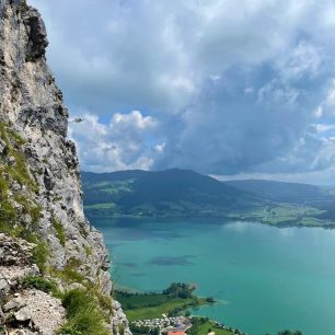 Výhledy na jezero Mondsee z horních partií feraty Drachenwand Klettersteig. Salzkammergut, Solná komora, rakouské Alpy.