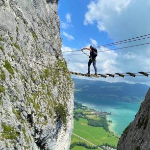 Lanový most je ikonickým místem feraty Drachenwand Klettersteig v Solné komoře. Salzkammergut, rakouské Alpy.