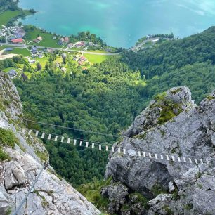 Lanový most je ikonickým místem feraty Drachenwand Klettersteig v Solné komoře. Salzkammergut, rakouské Alpy.