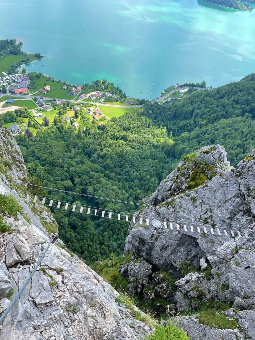 Lanový most je ikonickým místem feraty Drachenwand Klettersteig v Solné komoře. Salzkammergut, rakouské Alpy.