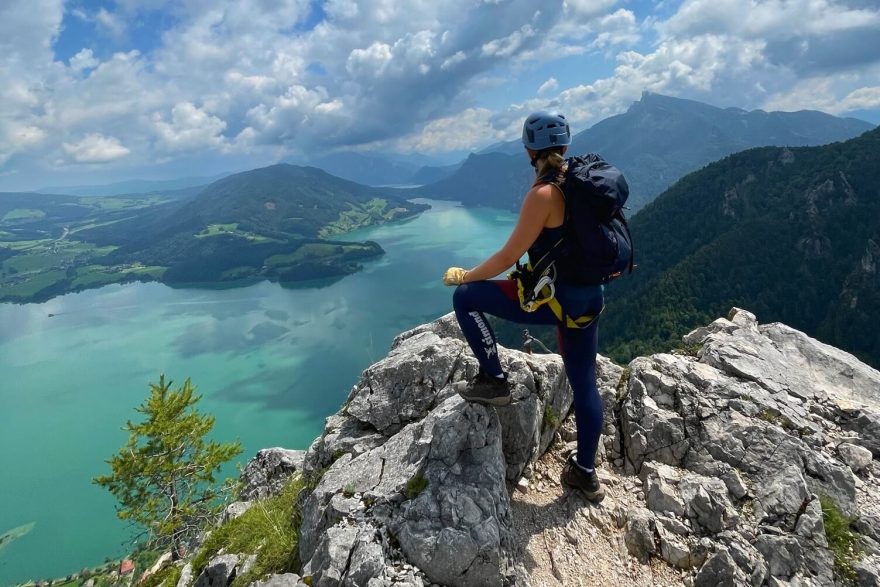 Výhledy na jezero Mondsee z horních partií feraty Drachenwand Klettersteig. Salzkammergut, Solná komora, rakouské Alpy.