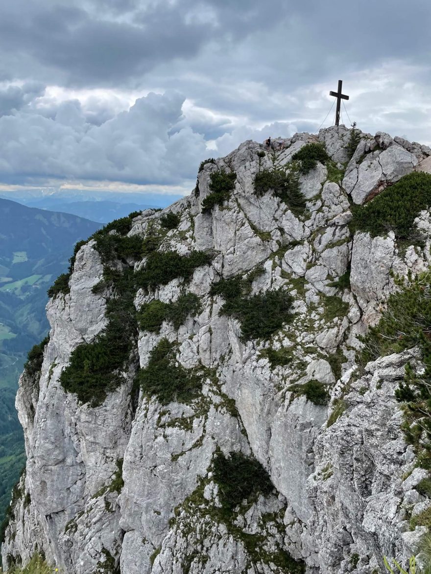 Vrcholový kříž na hoře Hochlantsch. Franz Scheikl Naturfreunde Klettersteig, rakouské Alpy.