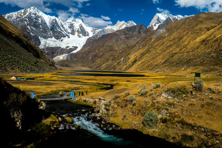 Choquequirao trek je jedna z krásných cest v Peru, kterou málokdo chodí a která vede nádhernými zelenými, ale především obrovskými horami.