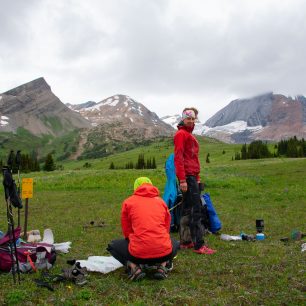 Mýtus o balení a touha mít vše na dosah. Přitom cokoliv potřebuješ, je vždy na dně krosny. Great Divide Trail, Kanada