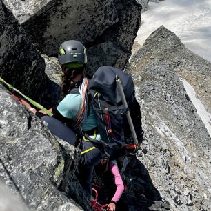 Batoh ORTOVOX Peak 40 Dry skvěle drží na zádech při vícedélkovém lezení.