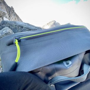 Kapsa ve vrchlíku batohu ORTOVOX Peak 40 Dry zabezpečená voděodolným zipem.