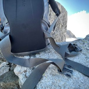 Na zádový systém batohu ORTOVOX Peak 40 Dry se nelepí sníh.