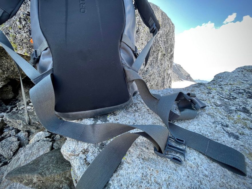 Na zádový systém batohu ORTOVOX Peak 40 Dry se nelepí sníh.