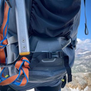 Pevné uchycení cepínu na batoh ORTOVOX Peak 40 Dry.
