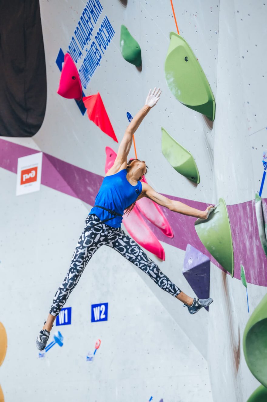 Arina Jurčenko během finále boulderingu na MEM Perm 2021 Foto_ Petr Chodura